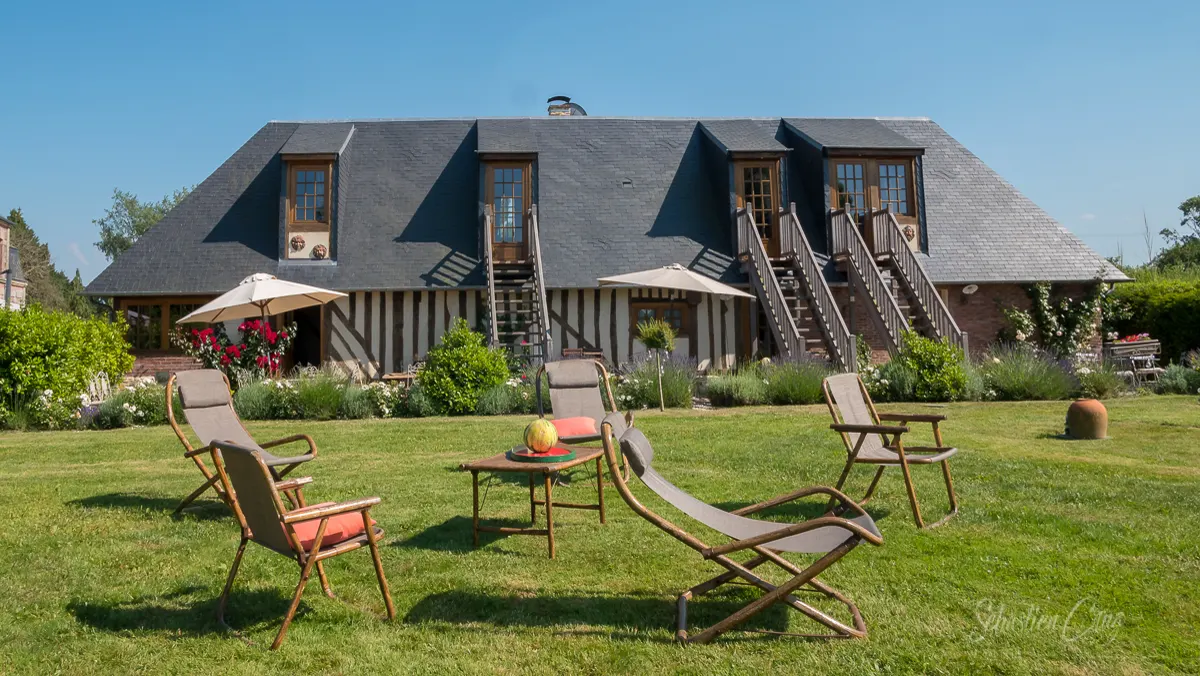 La maison à colombages du Clos aux Masques, ses escaliers de bois et son jardin