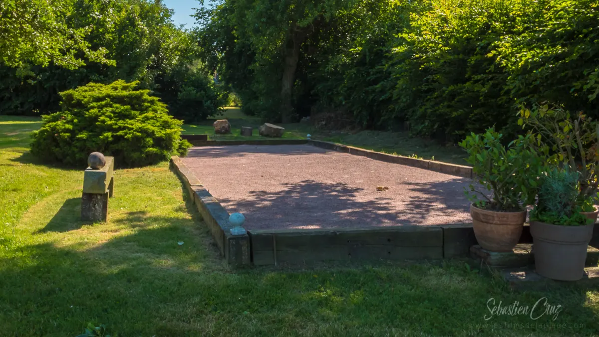 Le terrain de pétanque dans le jardin